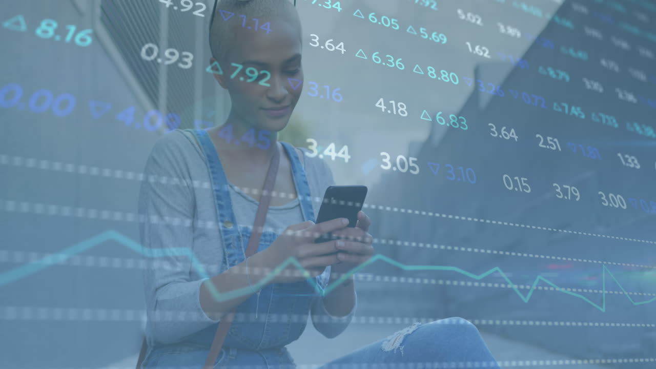 animazione di tavolo commerciale multicolore su capelli corti donna biraciale che chatta usando il cellulare