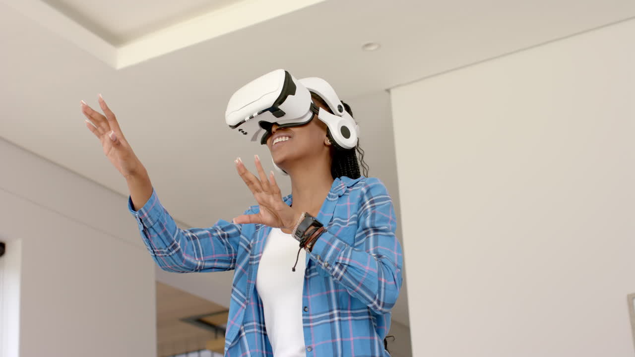 una joven afroamericana con auriculares vr bailando, copia el espacio