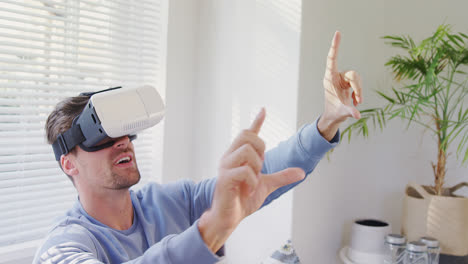 joven sentado en el sofá experimentando un auricular de realidad virtual 4k 4k