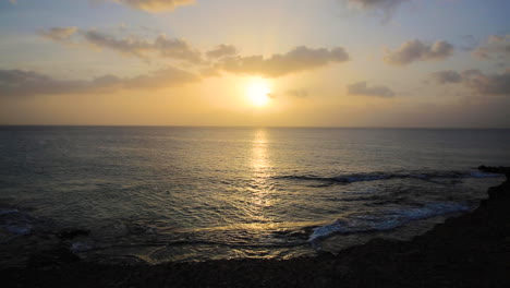 puesta de sol sobre el océano