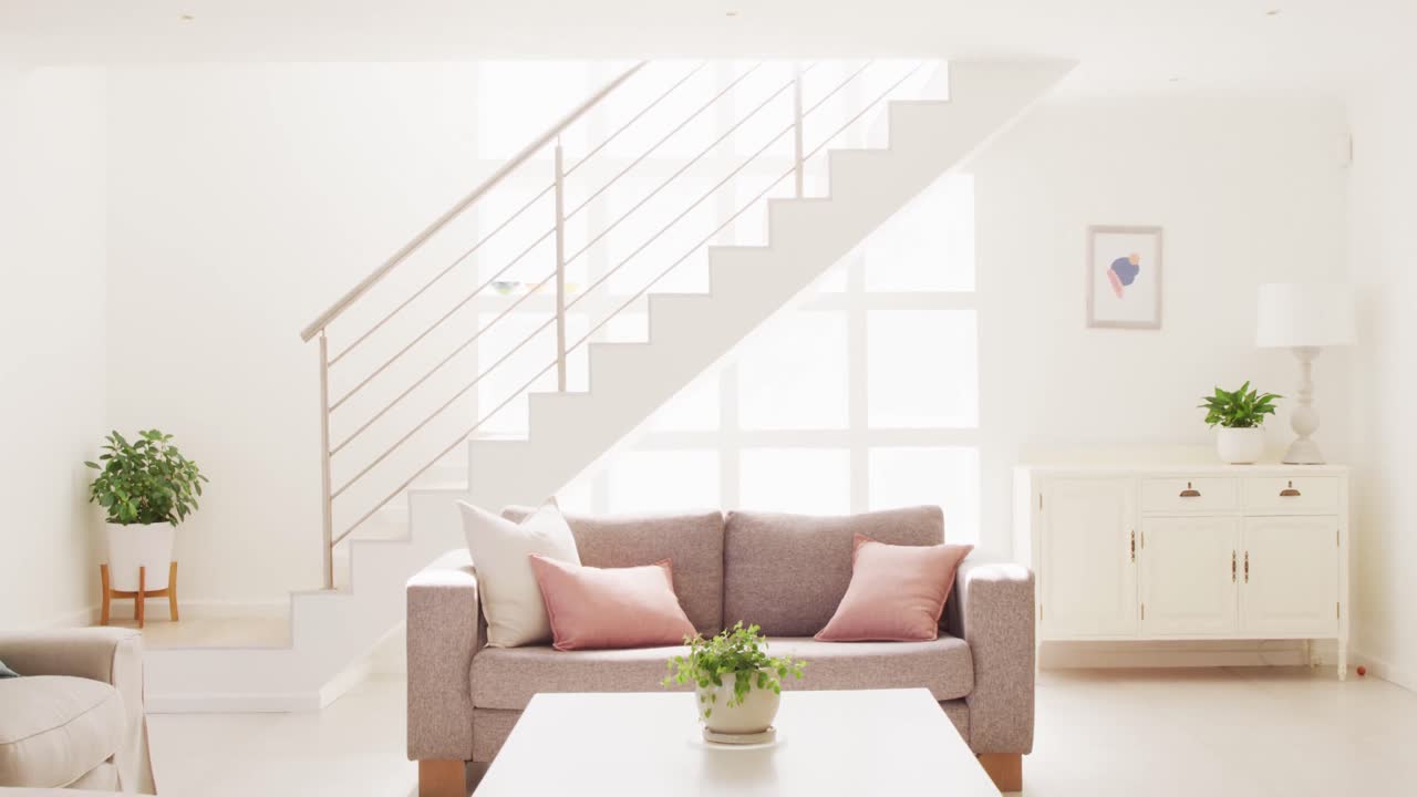 소파 와 계단 을 가진 거실 내부 의 일반적 인 전망