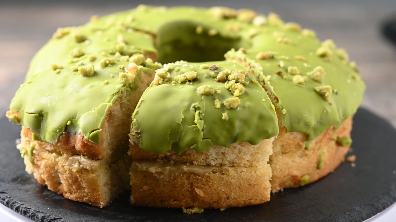 Dönen fıstıklı bundt kek