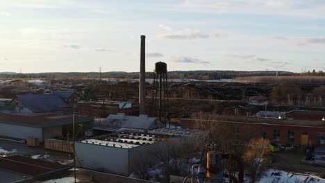 Plano-De-Avance-De-Un-Complejo-Industrial-Abandonado-Que-Anteriormente-Se-Utilizaba-Para-La-Producción-De-Pulpa-Y-Papel-En-Thurso,-Quebec,-Canadá.