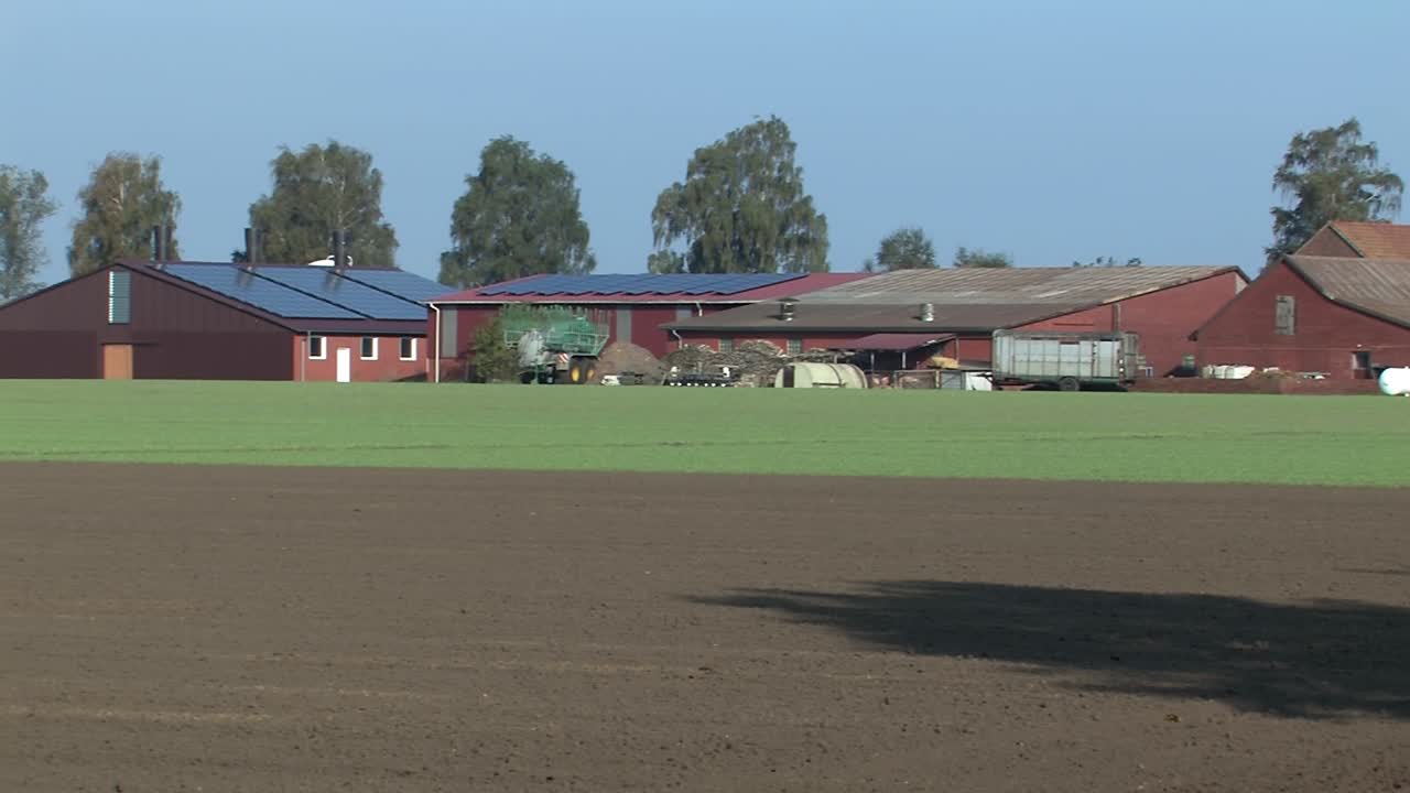 vechta 근처 독일 북부에 있는 현대 농장의 팬 샷