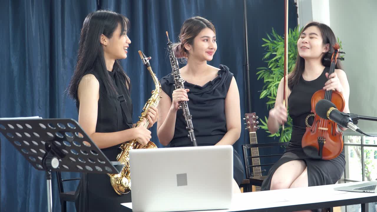 Teenage Female group online live streaming teaching oboe saxophone violin flute