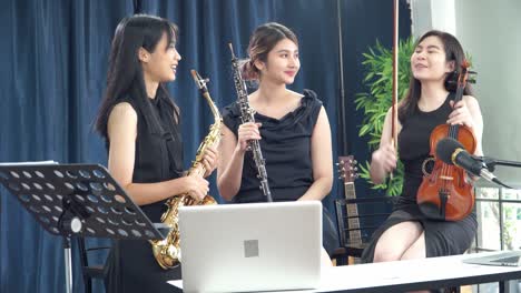 teenage female group online live streaming teaching oboe saxophone violin flute