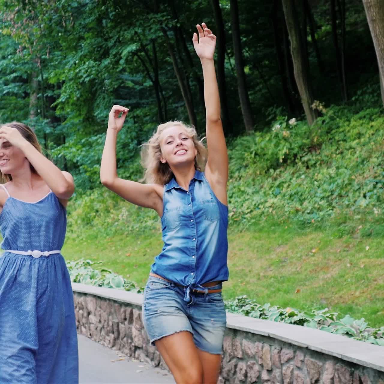 공원에서 길을 걷는 평온한 젊은 여성 1