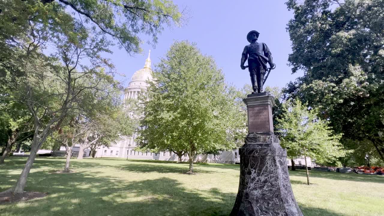 статуя стоунволла джексона в чарлстоне, западная вирджиния, в столице штата
