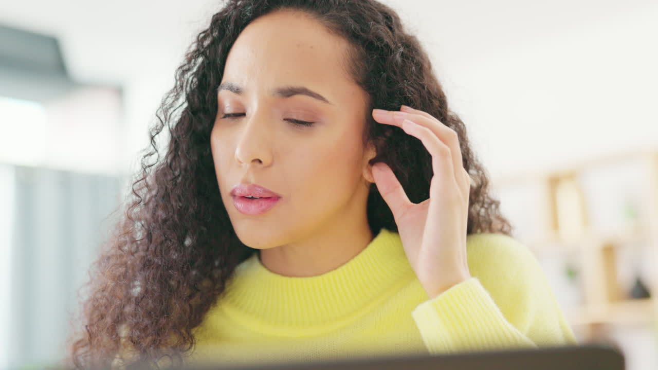 mujer cansada, dolor de cabeza y estrés en el trabajo a distancia