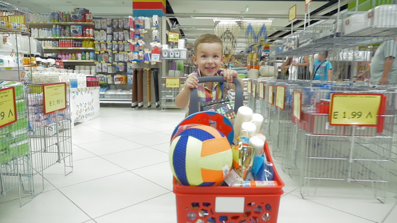 niño haciendo compras en el supermercado
