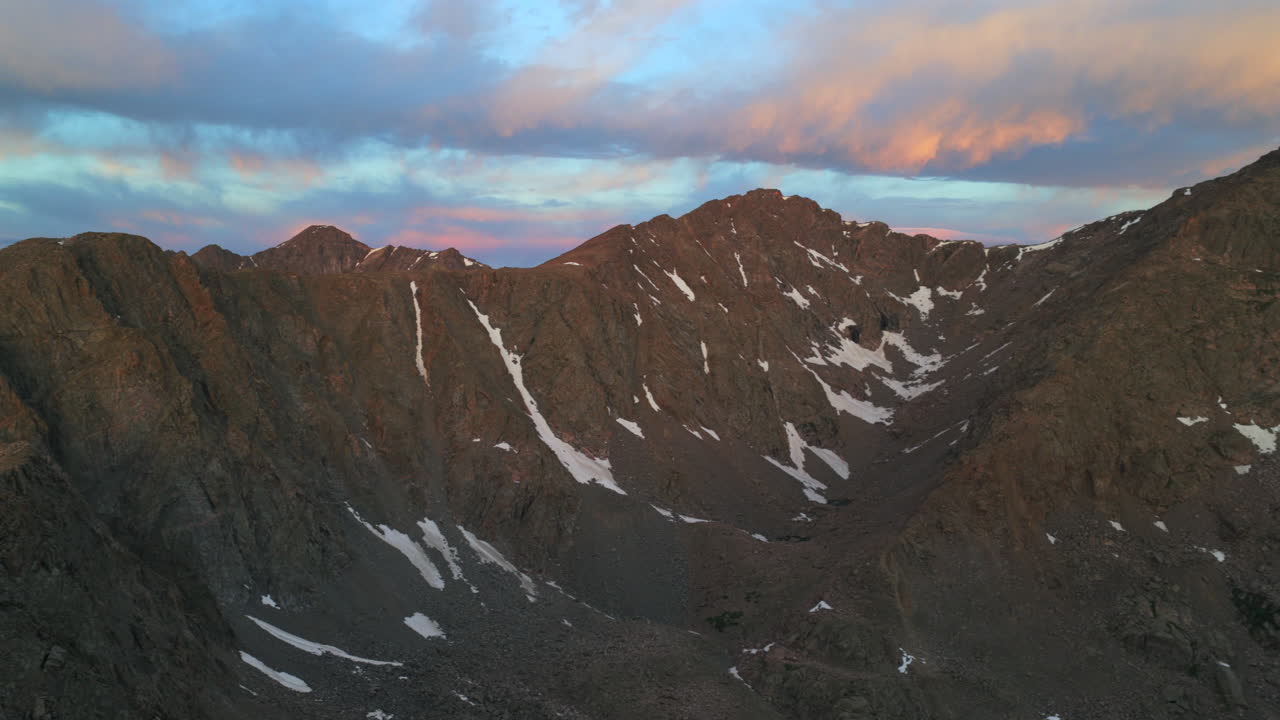 Halo Ridge Notch Mountain Shelter -ilmakuva Coloradon kesäauringonnoususta ja -laskusta Mount Holy Cross 14er -huipun erämaamaisemasta Sawatch Range -vuoristossa Kalliovuorilla satulaharjanteen serpentiiniteillä, panoraama oikealle