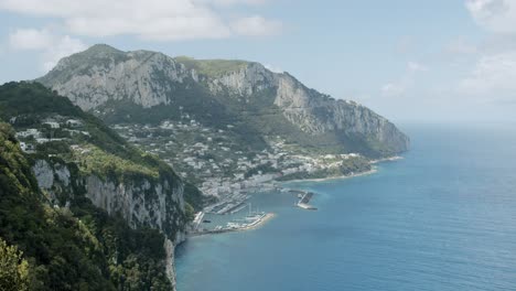 hermosa vista del puerto del pueblo de capri, en italia, durante un día soleado en verano