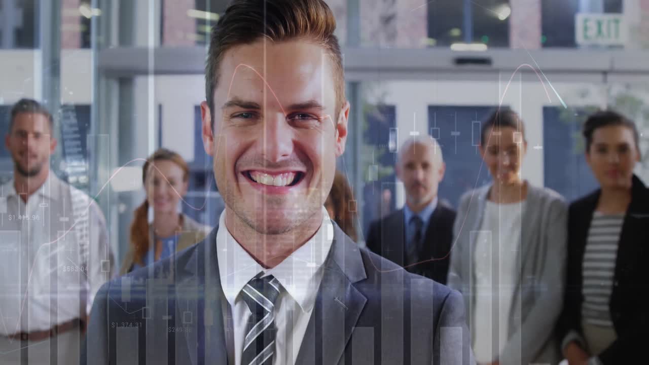 animación del procesamiento de datos financieros sobre diversas personas de negocios