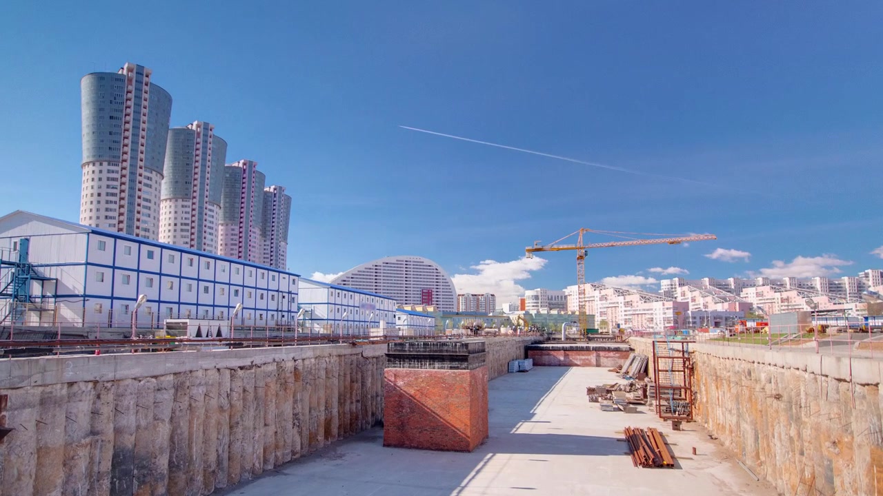 Gru a torre in cantiere per la costruzione di una nuova linea circolare della metropolitana. Russia, Mosca, timelapse.