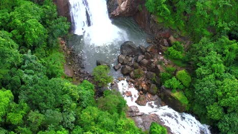 hermosas cascadas de marmala en la naturaleza, cascadas en bosques profundos cascatas de marmala, vagamon kerala propio país de los dioses