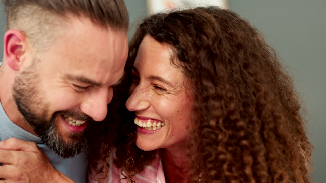 pareja feliz y emocionada por el resultado de la prueba de embarazo