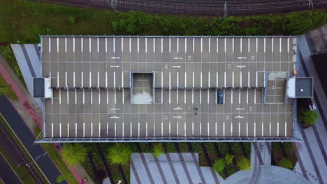 Dos-Personas-Caminan-Hacia-El-Automóvil-Estacionado-En-La-Azotea-Del-Edificio-En-Bremen,-Alemania