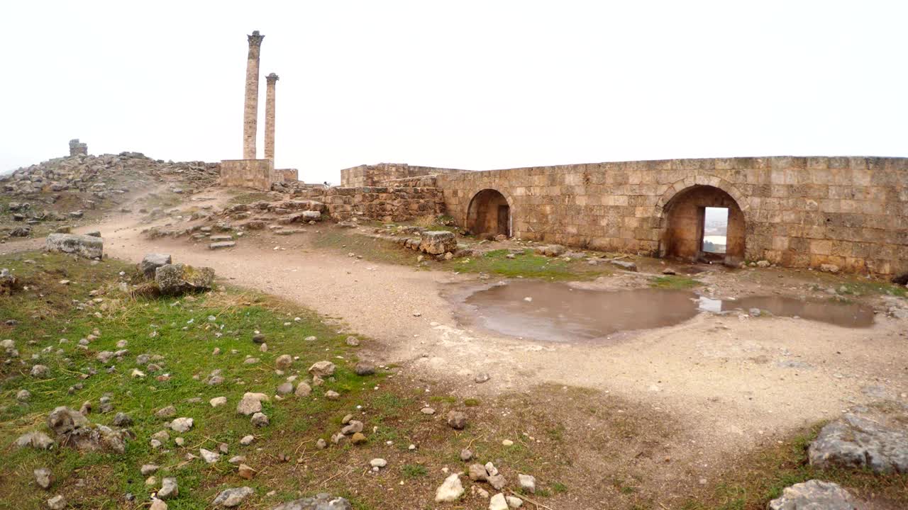 ruinas del castillo de urfa dos columnas día nublado de invierno