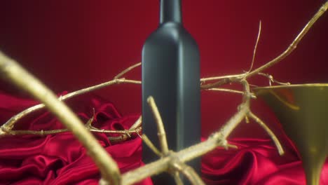 la elegancia del vidrio dorado, emparejado con una botella y una tela roja vibrante en la mesa, encarna la noción de lujo y extravagancia