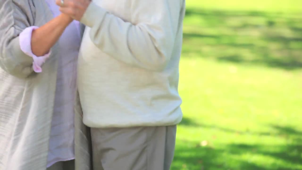 성숙한 커플이 춤을 춘다