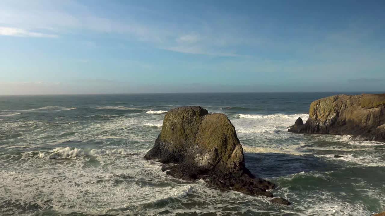 Onde oceaniche che si infrangono lungo i faraglioni della costa dell'Oregon.