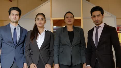 mujer de negocios india y hombres vestidos formalmente trabajando juntos