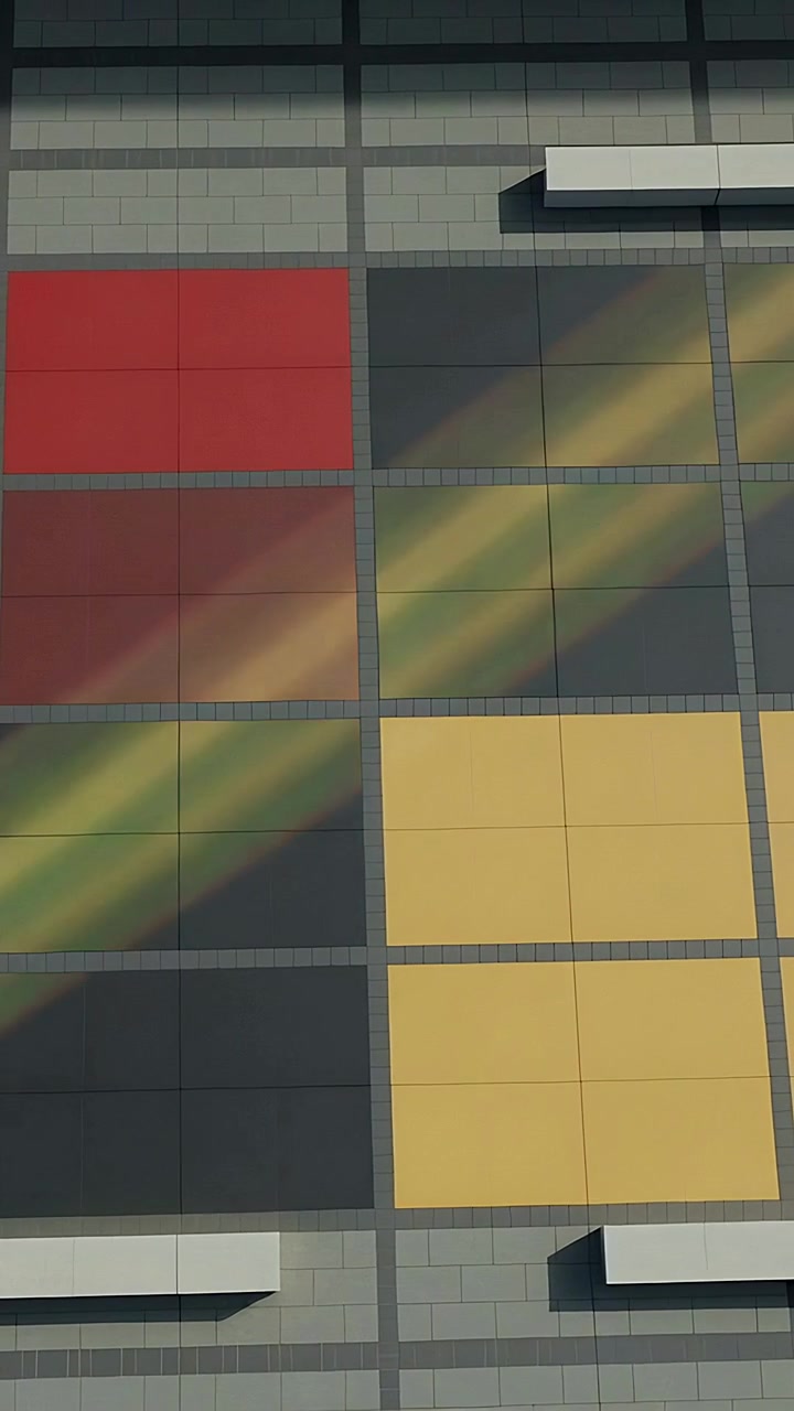 Video vertical: Muestra el suelo de un centro comercial, la cámara se mueve, las luces barren bloques y bancos de color rojo y amarillo
