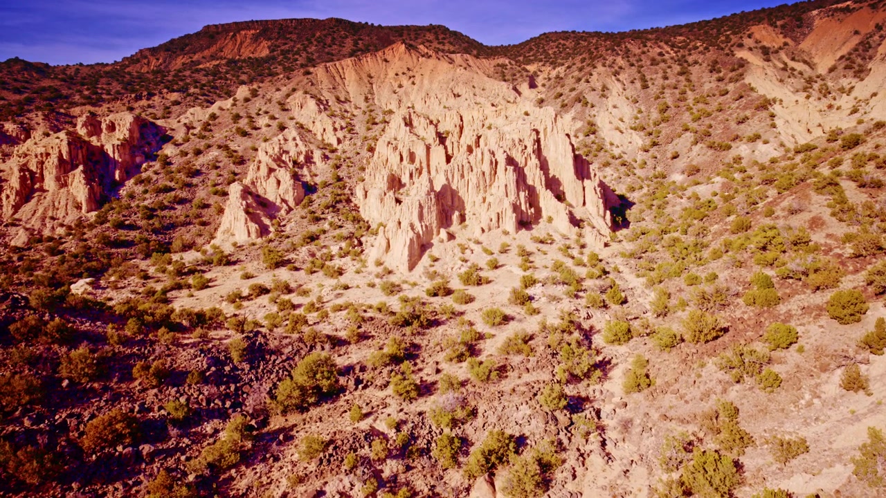 Ampie riprese aeree con drone di paesaggi desertici rocciosi con scogliere.