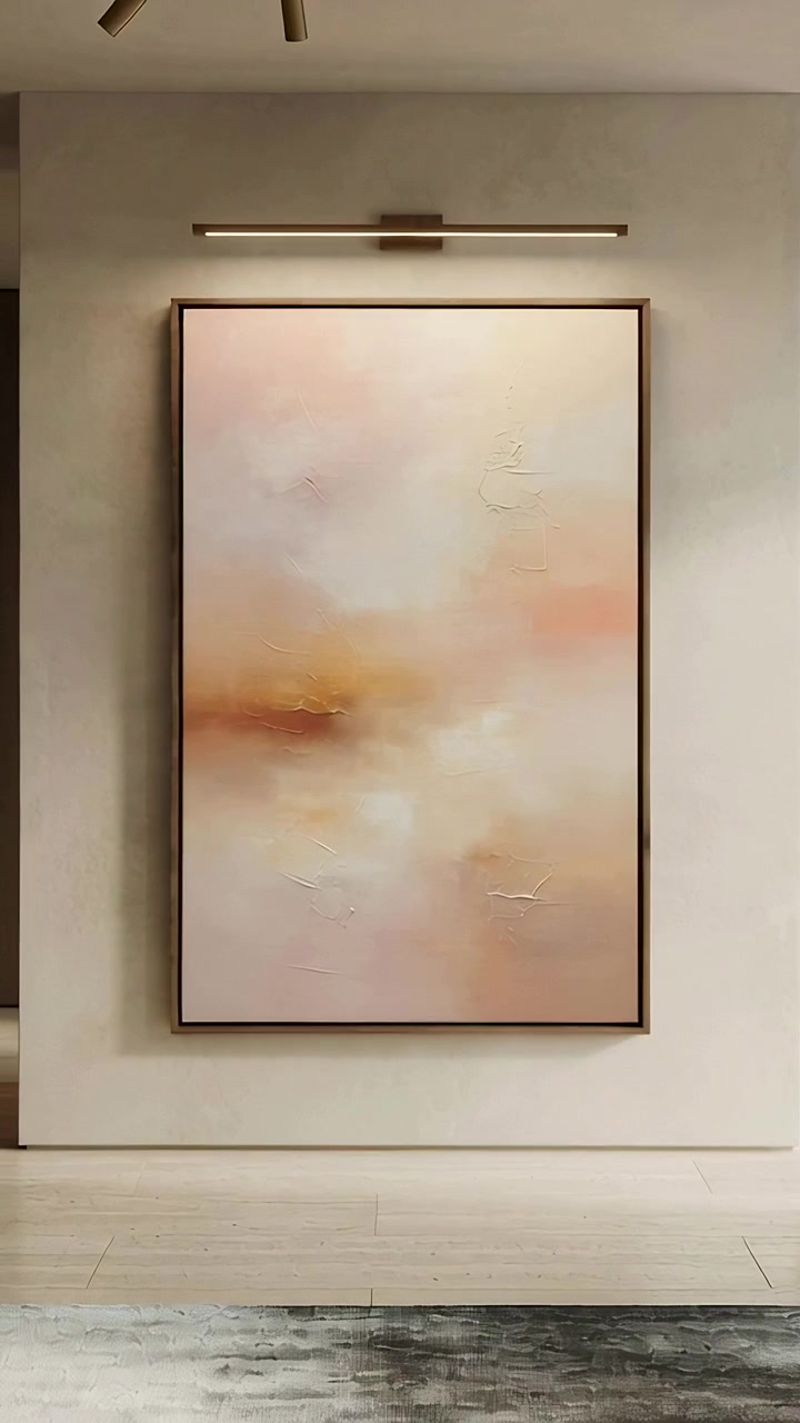 Video verticale: Telecamera che si allontana rivelando la parete di uno showroom per mostrare arte pastello incorniciata con illuminazione per quadri.