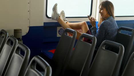 mujer hablando por teléfono móvil mientras viaja en ferry 4k