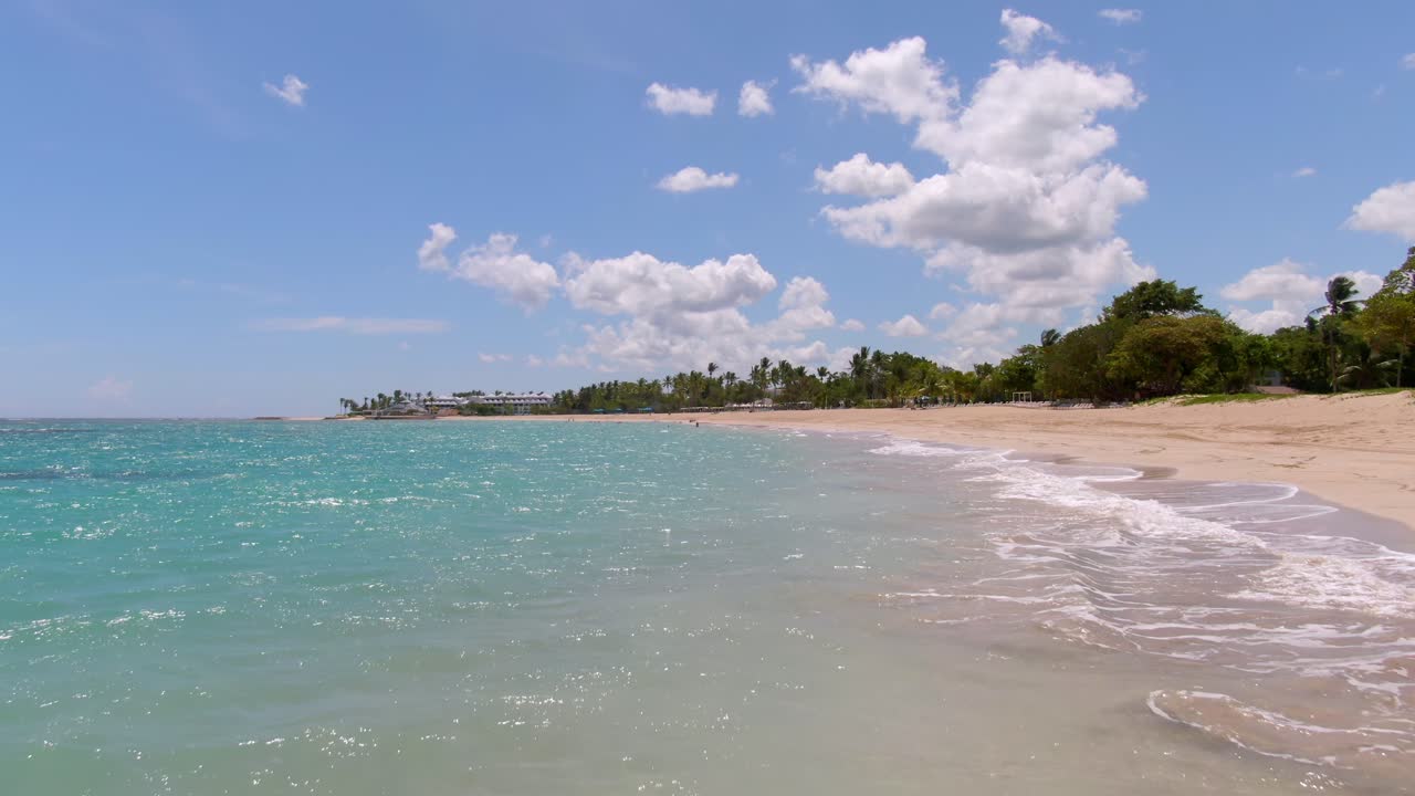 Ascenso suave desde el nivel del mar mostrando un hermoso frente de playa en el Caribe