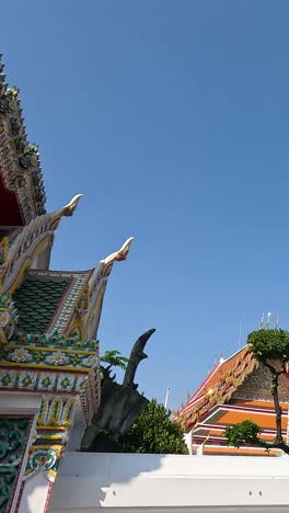 una vista detallada de las estructuras ornamentadas de wat pho