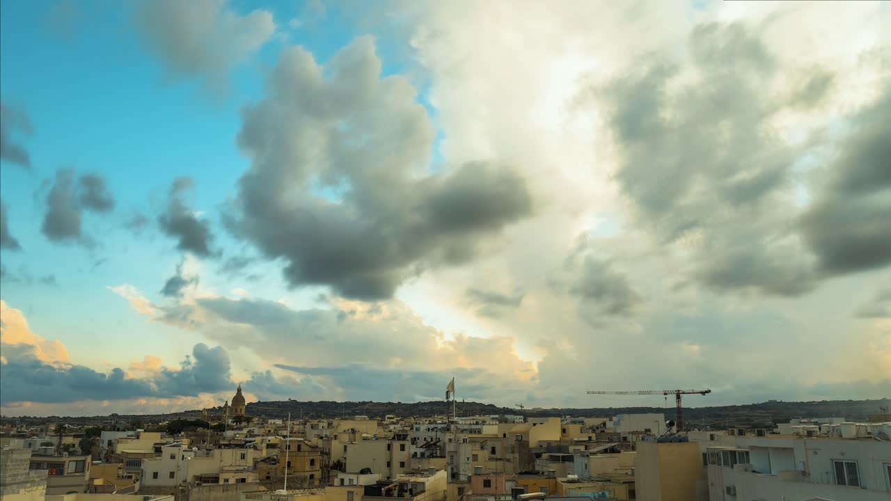 lapso de tiempo de día a noche sobre siggiewi, malta, mucho movimiento de nubes