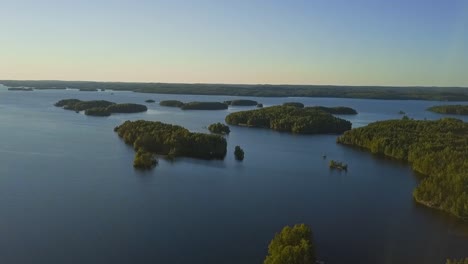 pequeñas islas en un lago en heinola, finlandia, revelando un paisaje nórdico