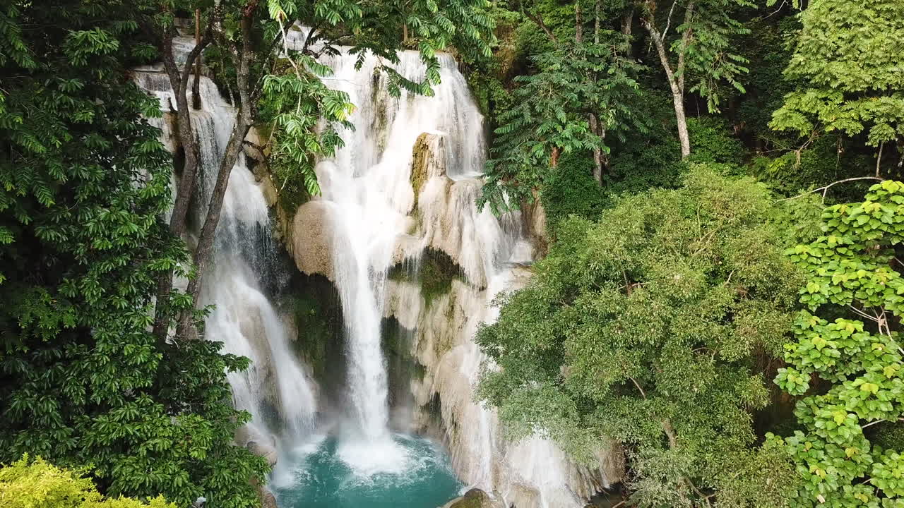 Incredibile scena aerea di cascate esotiche nella foresta pluviale.