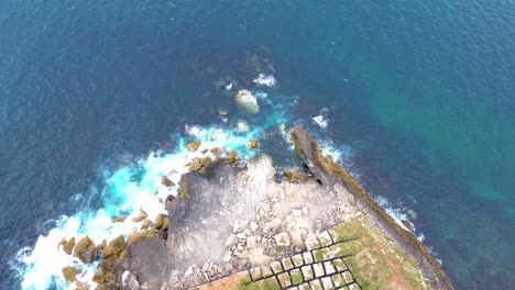 Vista-Aérea-De-La-Costa-Escarpada-Con-El-Océano-Azul-Y-Las-Olas-Rompiendo,-Portugal,-4k