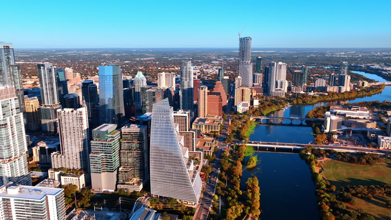 Austin, USA, 21 novembre 2025: Il centro di Austin, Texas, USA, con i suoi grattacieli sul lungofiume. Traffico vivace sulla strada lungo il paesaggio fluviale. Prospettiva aerea.