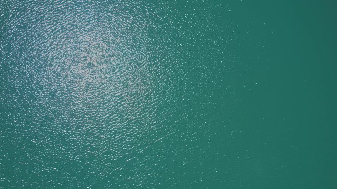 reflejo del sol en el agua de lluvia recogida en la cuenca de retención