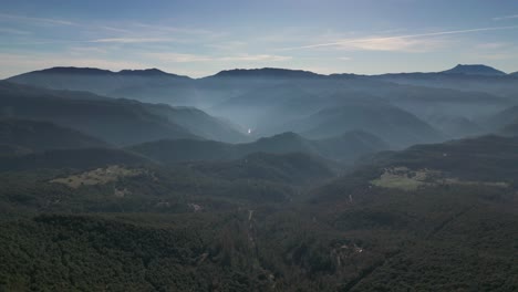 Weite-Aussicht-Auf-üppig-Grüne-Berge-Und-Täler-Unter-Einem-Klaren-Blauen-Himmel