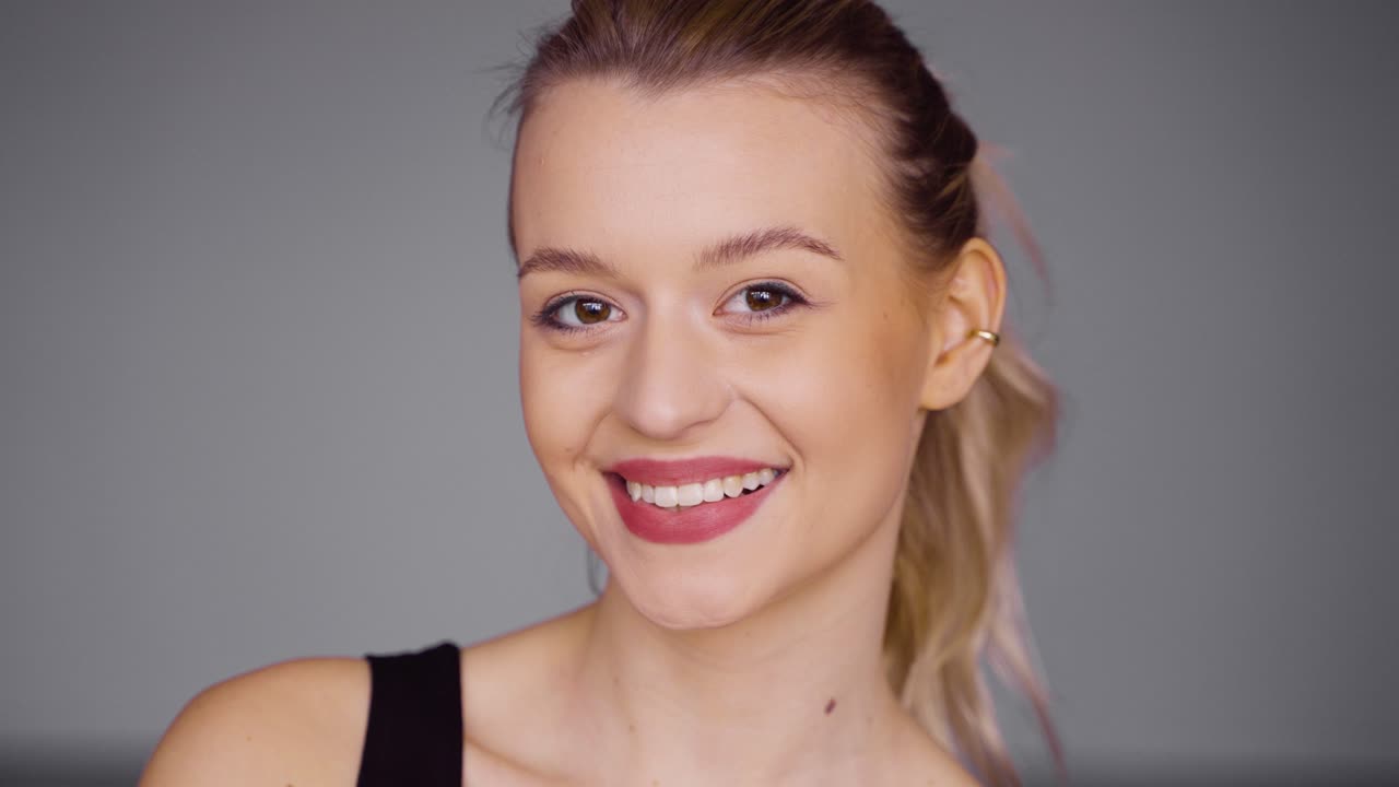 retrato de una joven feliz