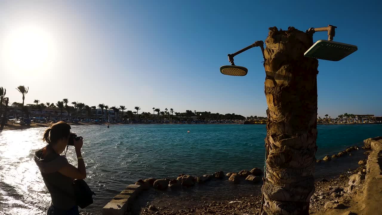 Ripresa POV di un fotografo che scatta foto delle spiagge e dell'oceano egiziani.