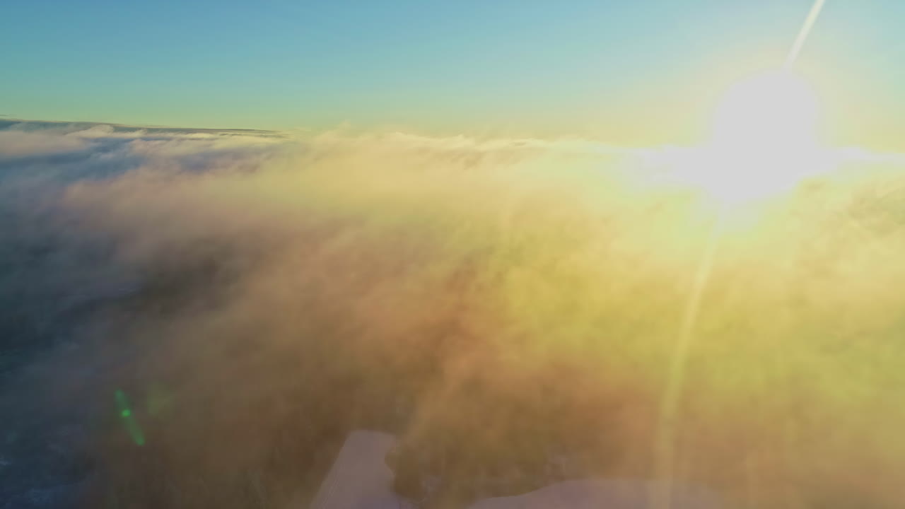 яркое восход солнца над лесным горным озером на рассвете