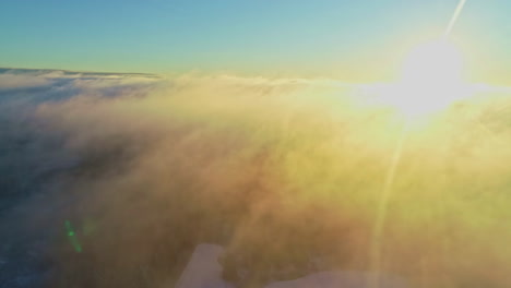 Lebendiger-Sonnenaufgangshimmel-über-Waldbergsee-Im-Morgengrauen