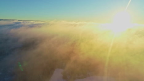 el cielo vívido del amanecer sobre el lago de montaña del bosque al amanecer