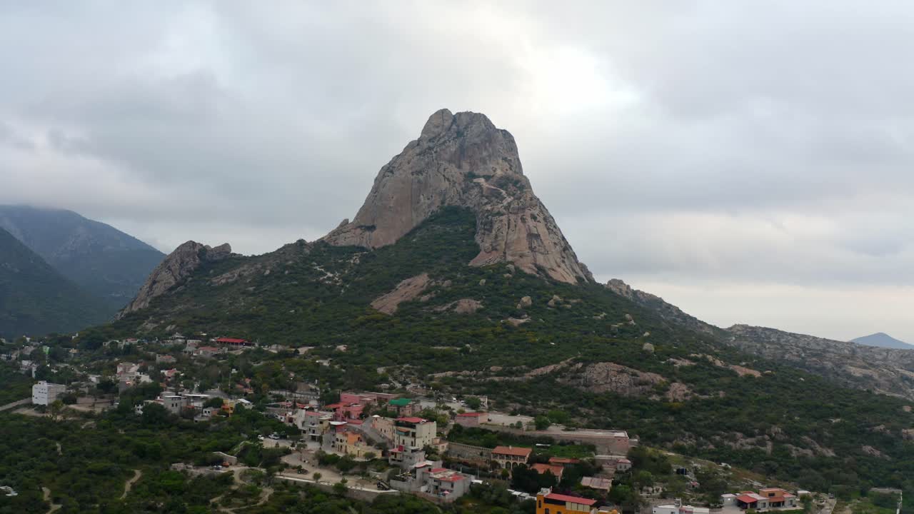 DRONE: POINT OF VIEW SHOT OF PEÑA DE BERNAL AT A CLOUDY DAY