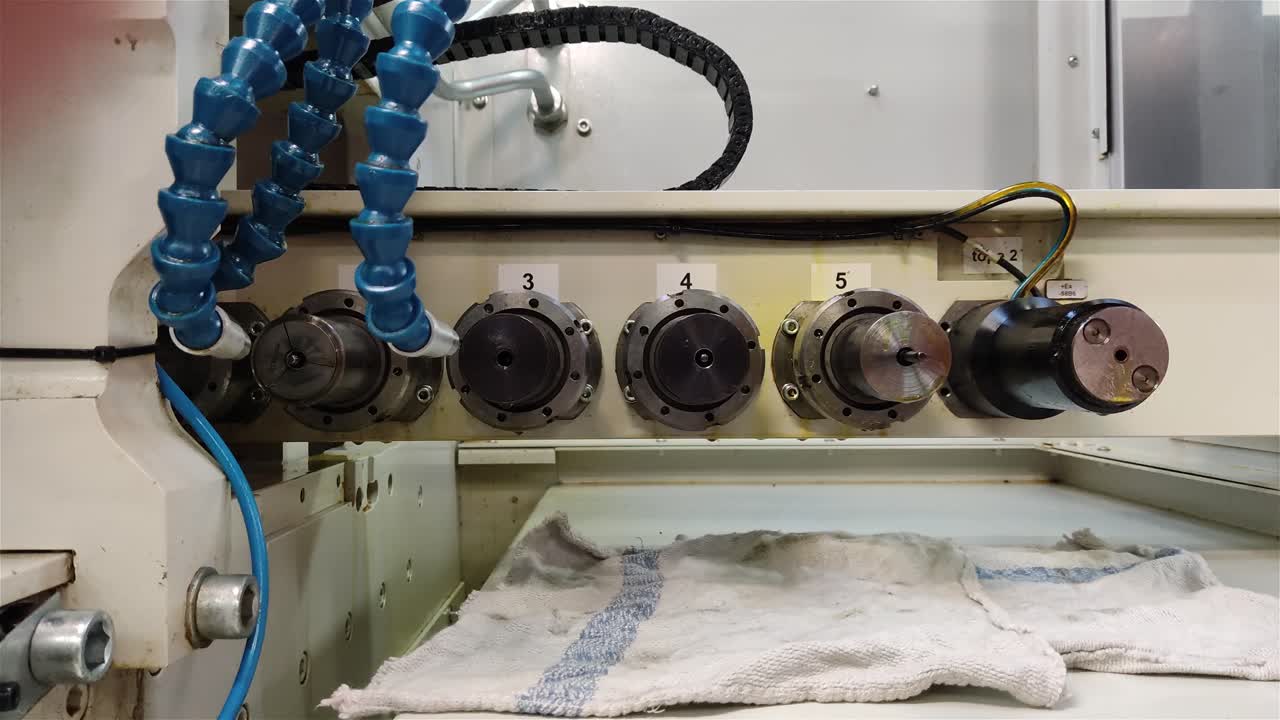 cnc 기계 작동 모습. 튜브 가공