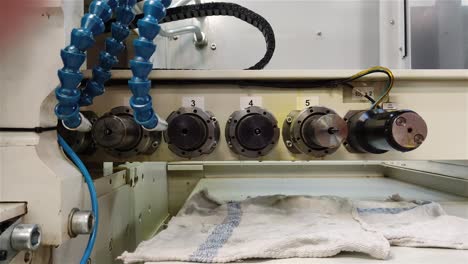 vista del trabajo de la máquina cnc. mecanizar un tubo