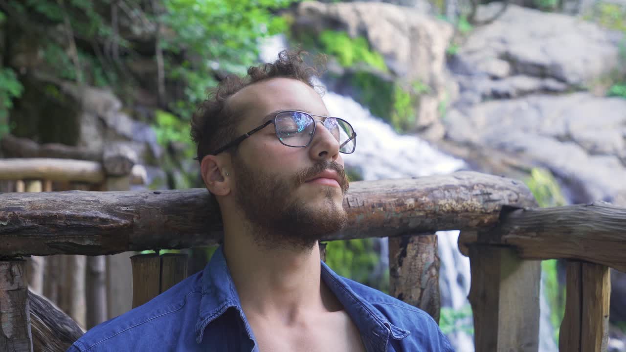 un joven sano durmiendo al aire libre.