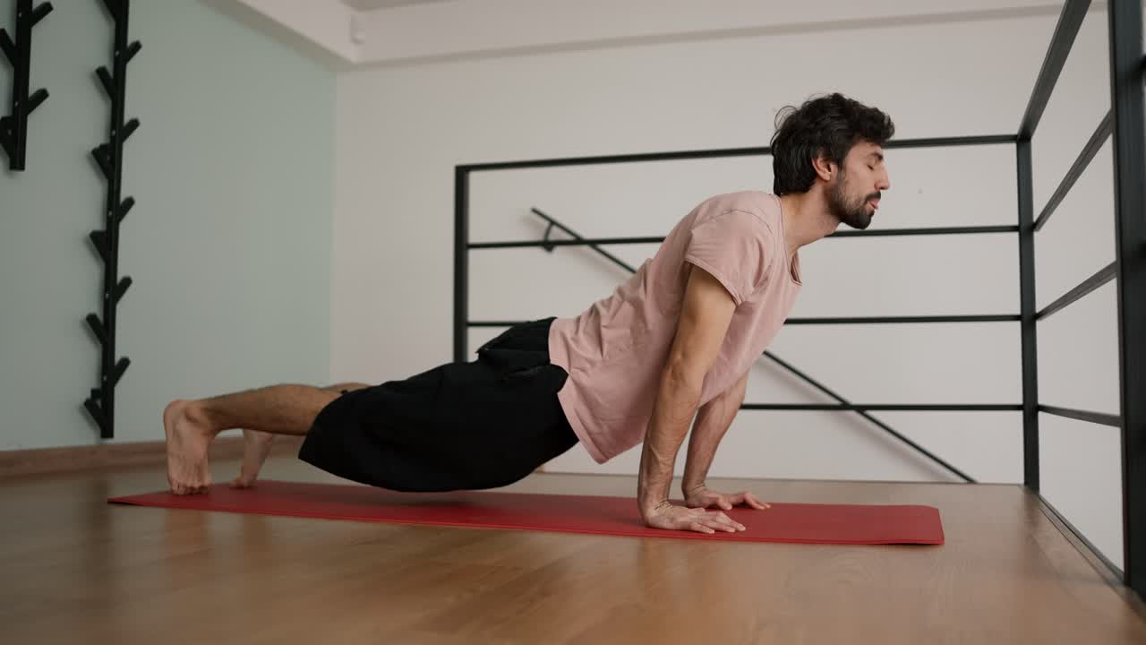 entrenamiento de maestro de yoga en alfombra roja en un apartamento moderno, cámara lenta