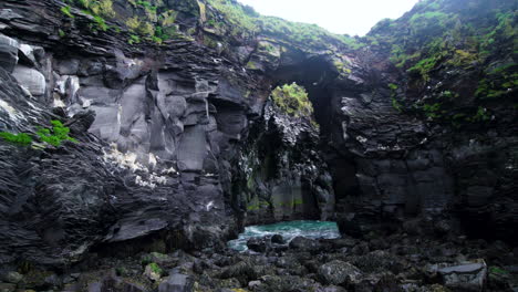paisaje de la costa rocosa en hellnar, islandia.